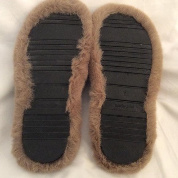 Beige Faux Fur fluffy Slippers NWOB with Gold Chain non-slip rubber soles size 7 - Picture 4 of 8